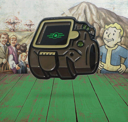 Fallout Ansteck-Pin Vault-Tec Glow In The Dark Logo Limited Edition